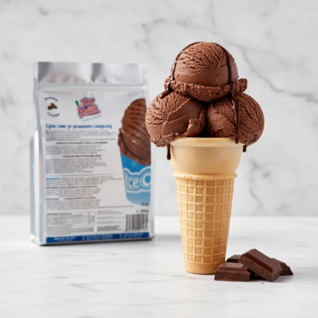 Înghețată de casă ciocolată Don Gelato în cornet de napolitană cu topping și bucăți de ciocolată