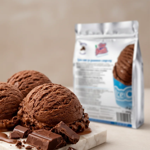 Textură macro de înghețată de casă ciocolată Don Gelato cu bucăți de ciocolată și ambalaj pe fundal