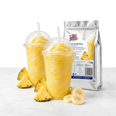 Două pahare de granită ananas și banane cu capac, pai și culoare galbenă tropicală