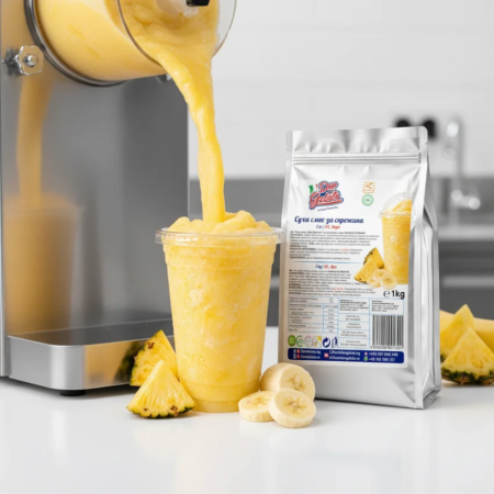 Preparare granită ananas și banane la mașină într-un pahar transparent pentru servire