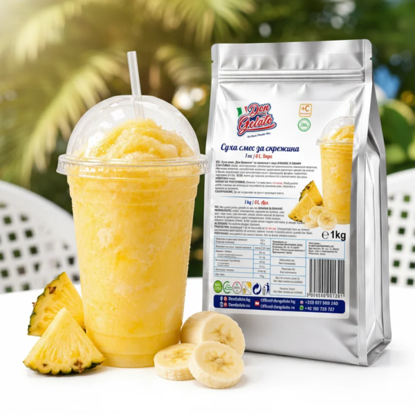 Scenă de vară cu granită ananas și banane într-un pahar pe masă luminoasă, cu atmosferă tropicală