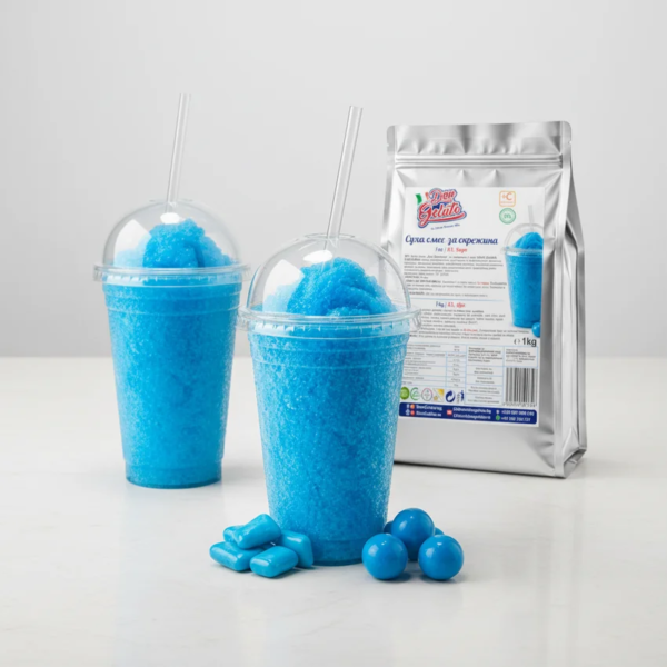 Două pahare de granită bubble gum albastră cu capac, pai și culoare albastră intensă