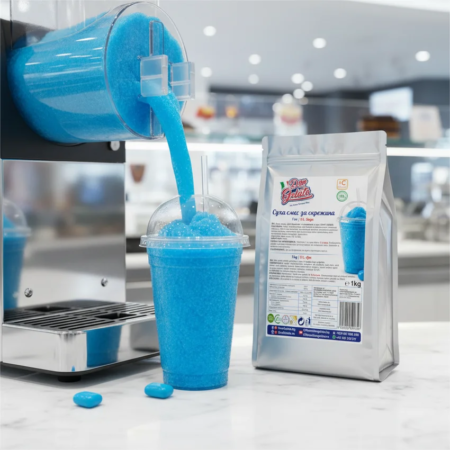 Preparare granită bubble gum albastră la mașină într-un pahar transparent pentru servire