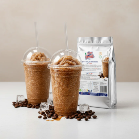 Două pahare de granită Frappe cu capac, pai și culoare proaspătă de cafea