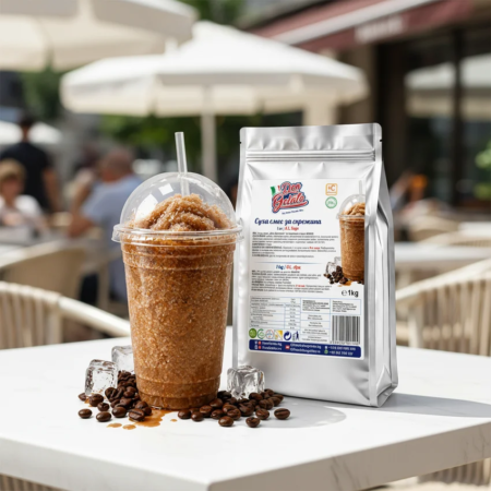Scenă de vară cu granită Frappe în pahar pe masă luminoasă, cu aspect răcoritor de cafea