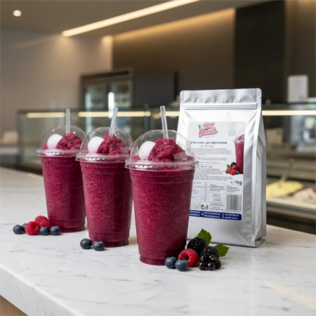 Vitrină HoReCa cu mai multe pahare de granită fructe de pădure pentru servire profesională