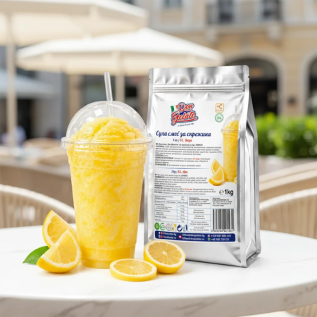 Scenă de vară cu granită lămâie în pahar pe masă luminoasă, cu aspect citric
