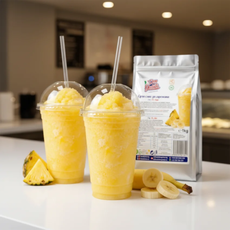 Vitrină HoReCa cu mai multe pahare de granită ananas și banane pentru servire profesională