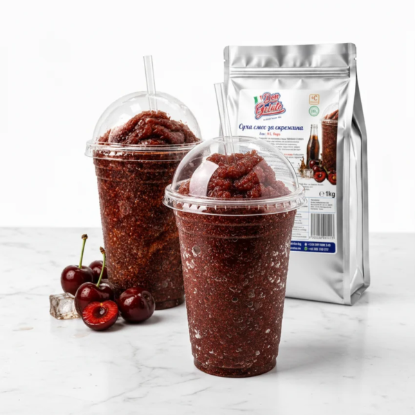 Două pahare de granită Cherry Cola cu capac, pai și culoare roșu închis intensă